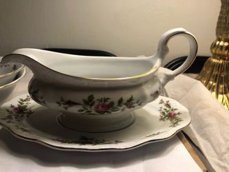 Gravy boat and under plate