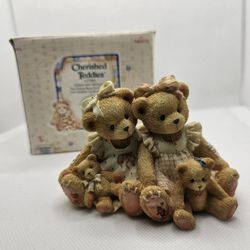 New Cherished Teddies 127981 ALLISON ALEXANDRIA Summer Spring Box Bear Figurine
Mint condition, kept in the box, box has some spots/writing

Girls hol