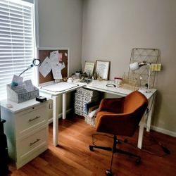 Desk Originally paid 350 at Colfax Furniture 