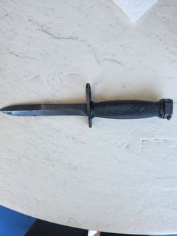 U.S. m7 milpar bayonet in ka-bar scabbard
