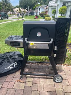 Gravity feed electronic grill