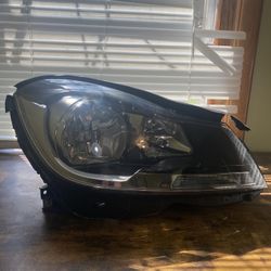 +H750 W204 MERCEDES 12-15 C CLASS FRONT RIGHT PASSENGER SIDE HALOGEN HEADLIGHT