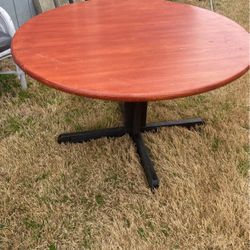 Selling A Nice Table With Chairs 