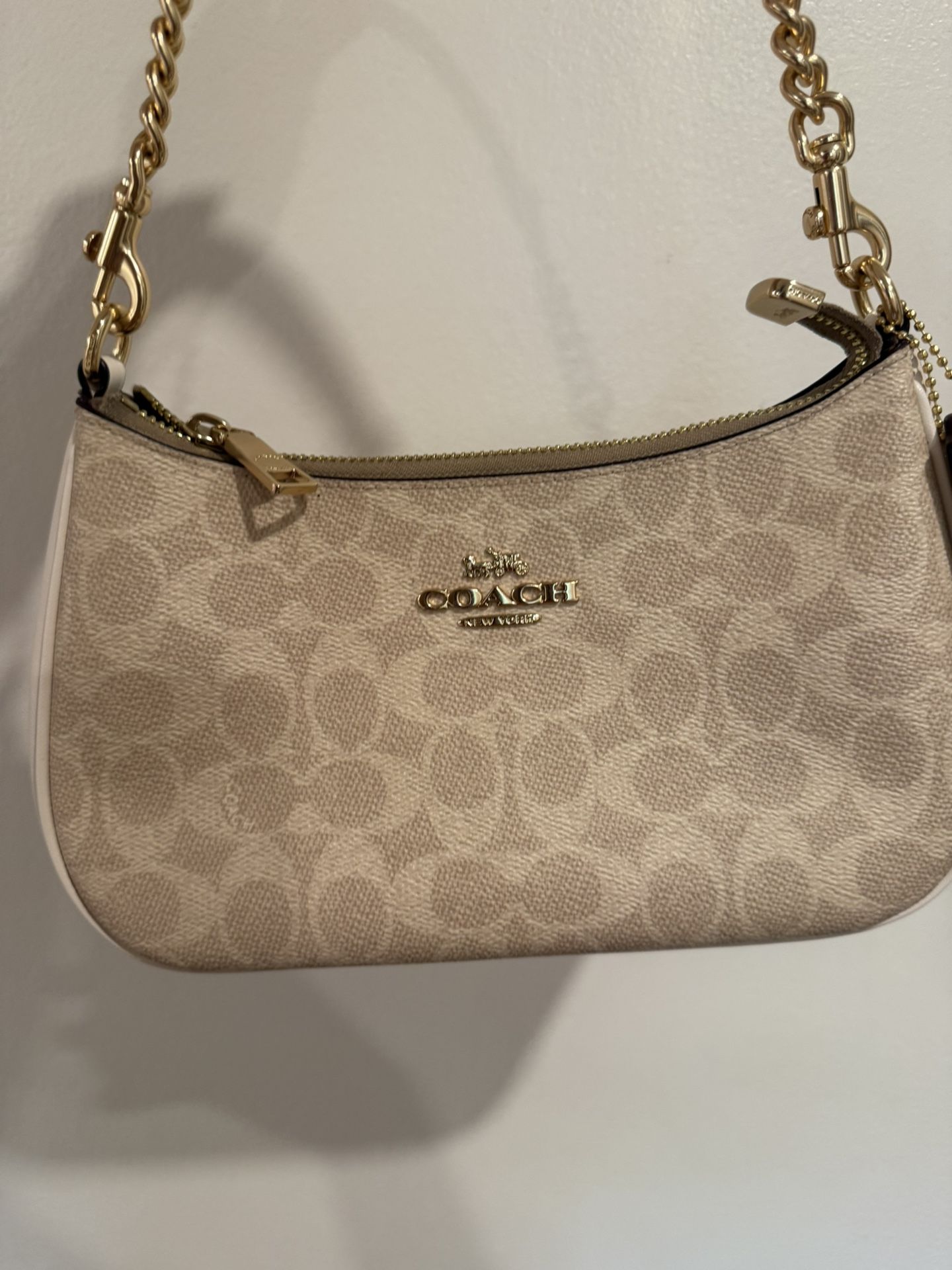 Teri Shoulder Bag In Signature Canvas