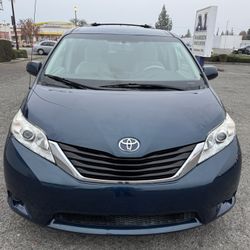 Toyota Sienna LE 2011