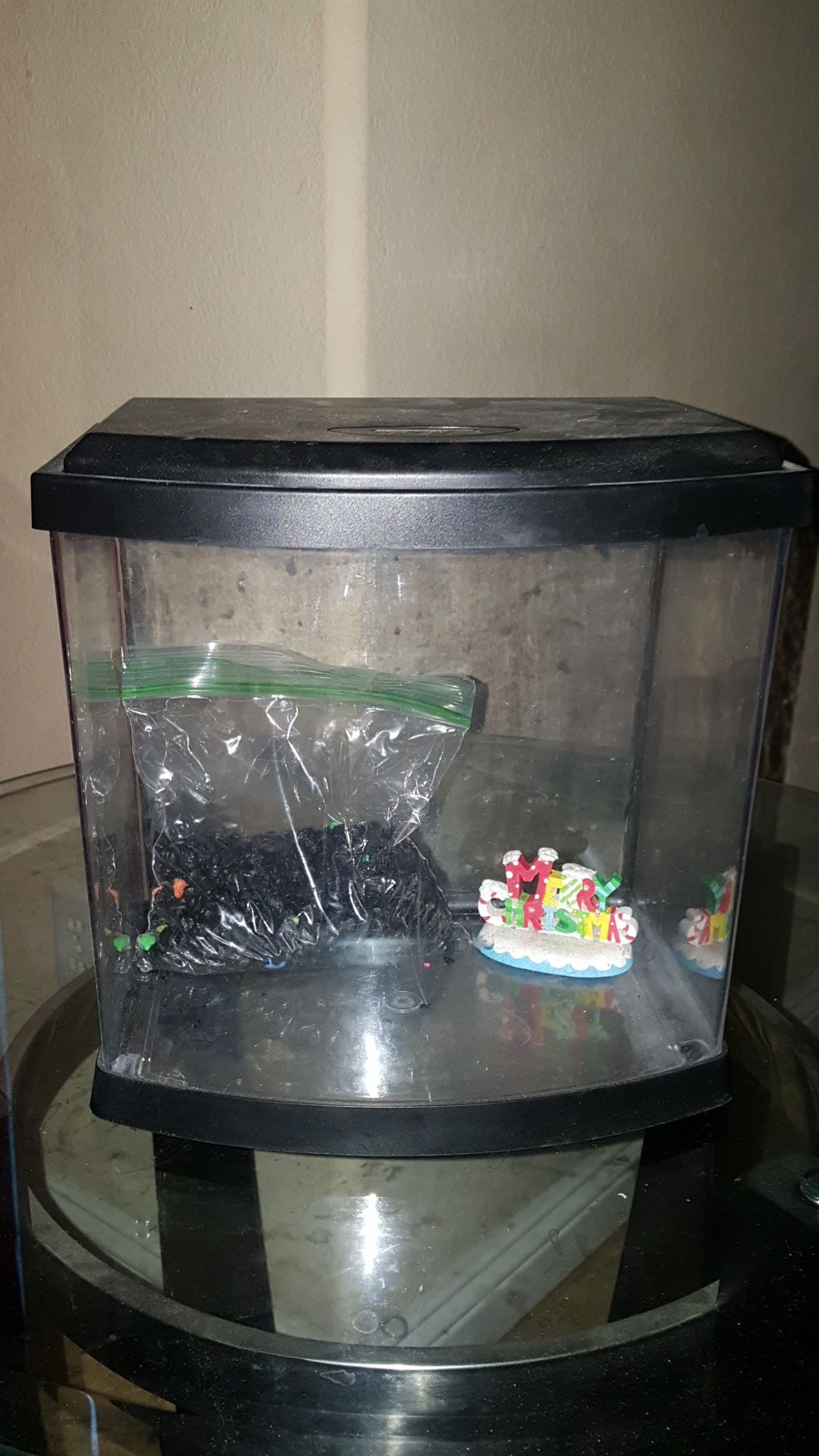 Small fish tank in great condition with some rocks and 1 decoration $15