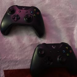 2 xbox controllers