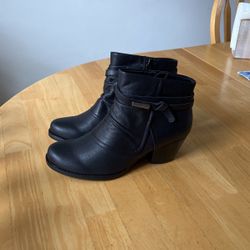 Bare traps Black Boots Brand new/size 6M