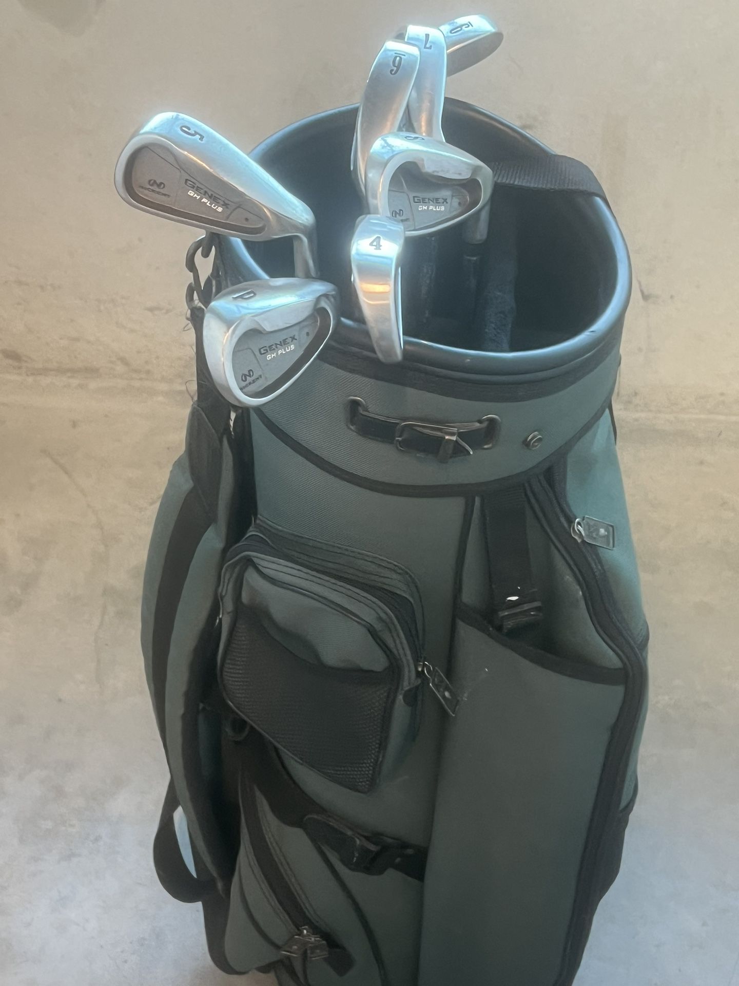 Golf NICKENT GENEX GH PLUS Black Dot Iron Set 4-PW Right Hand Steel Shaft. Used in good condition with some cosmetic blemishes. These blemishes are ma