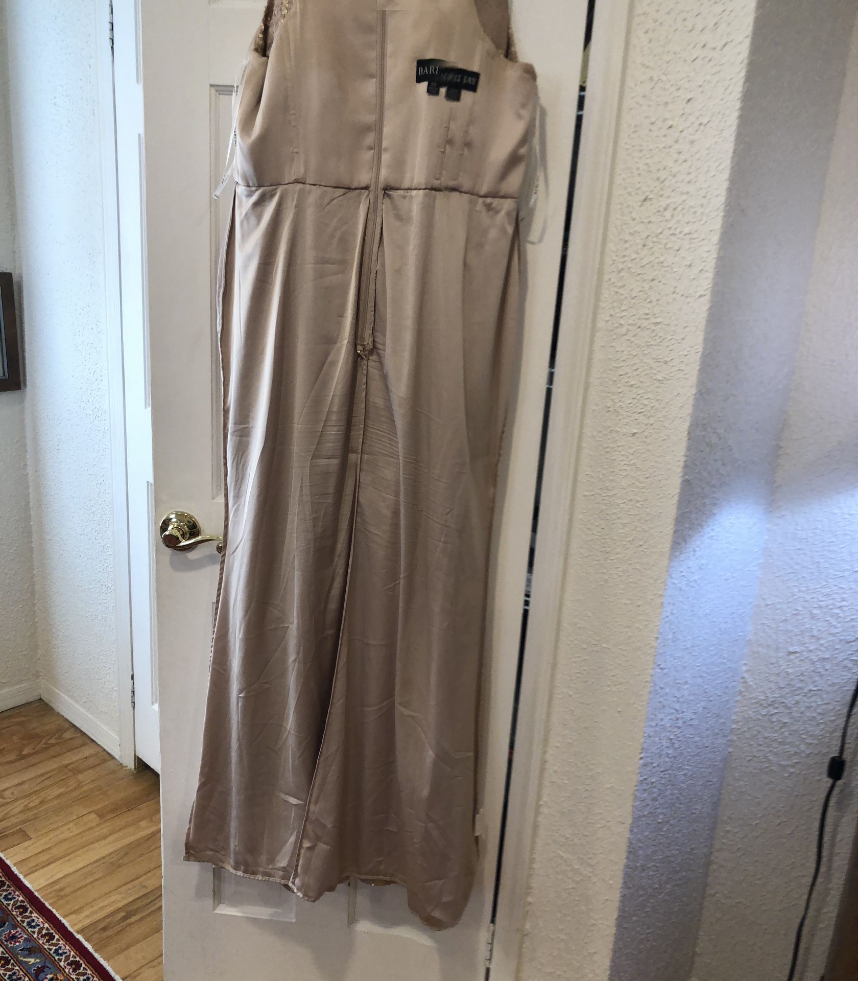 Beautiful Bari Jay Evening Dress , Gold Sequined , The Size Say 20 , But It Fits More Of Size 16 Size May Be 18, Its Stretch A Little Biti It is sli