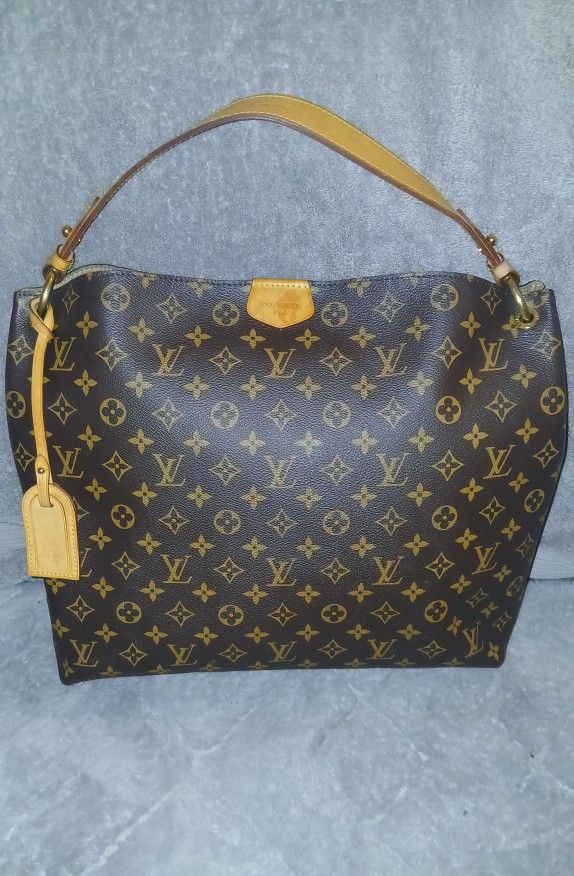 Louis Vuitton Graceful MM
Monogram Shoulder Bag