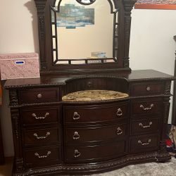 Bedroom furniture set
