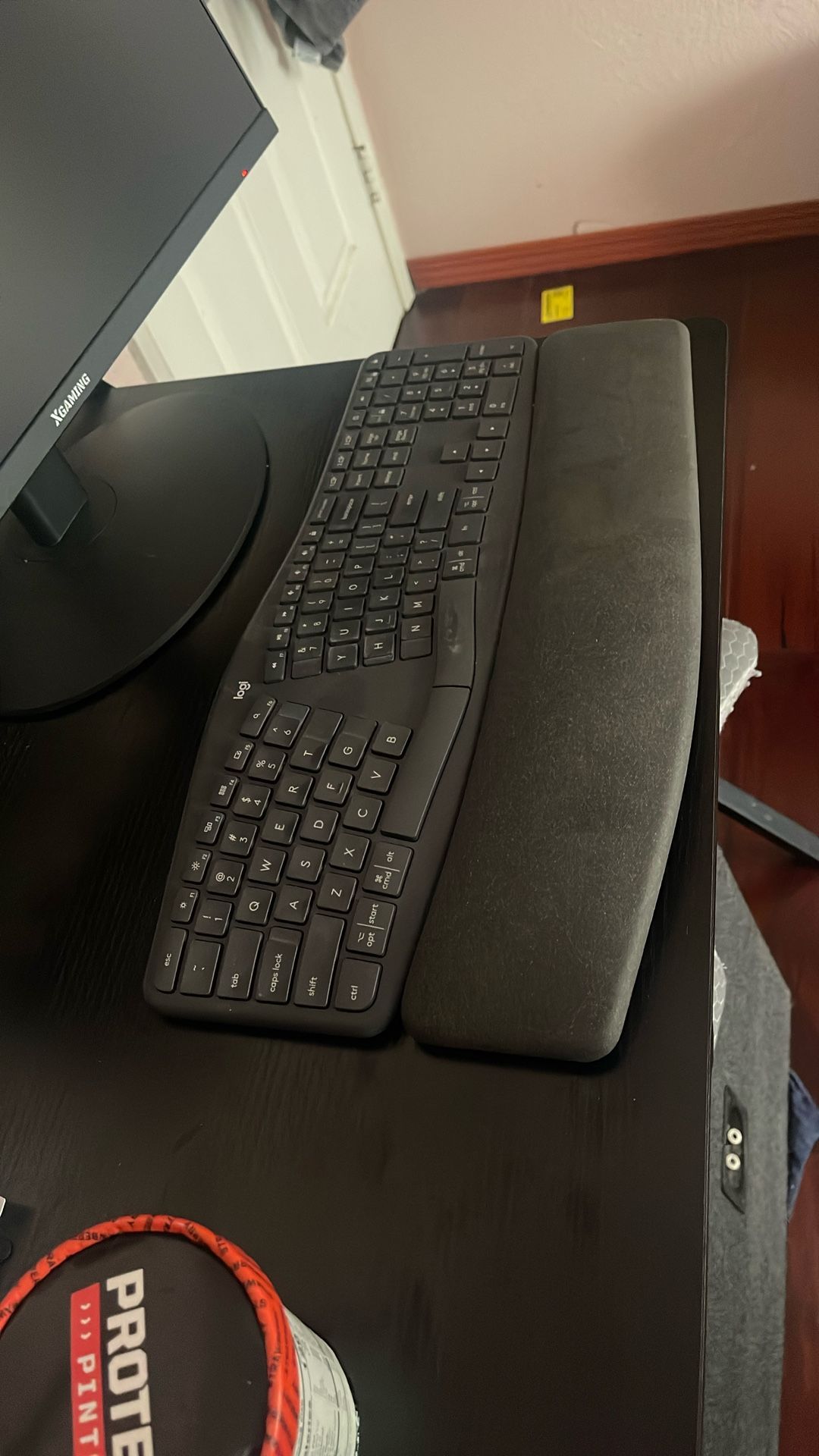 Logitech ERGO K860 Wireless Ergonomic Keyboard - Split Keyboard, Wrist Rest, Natural