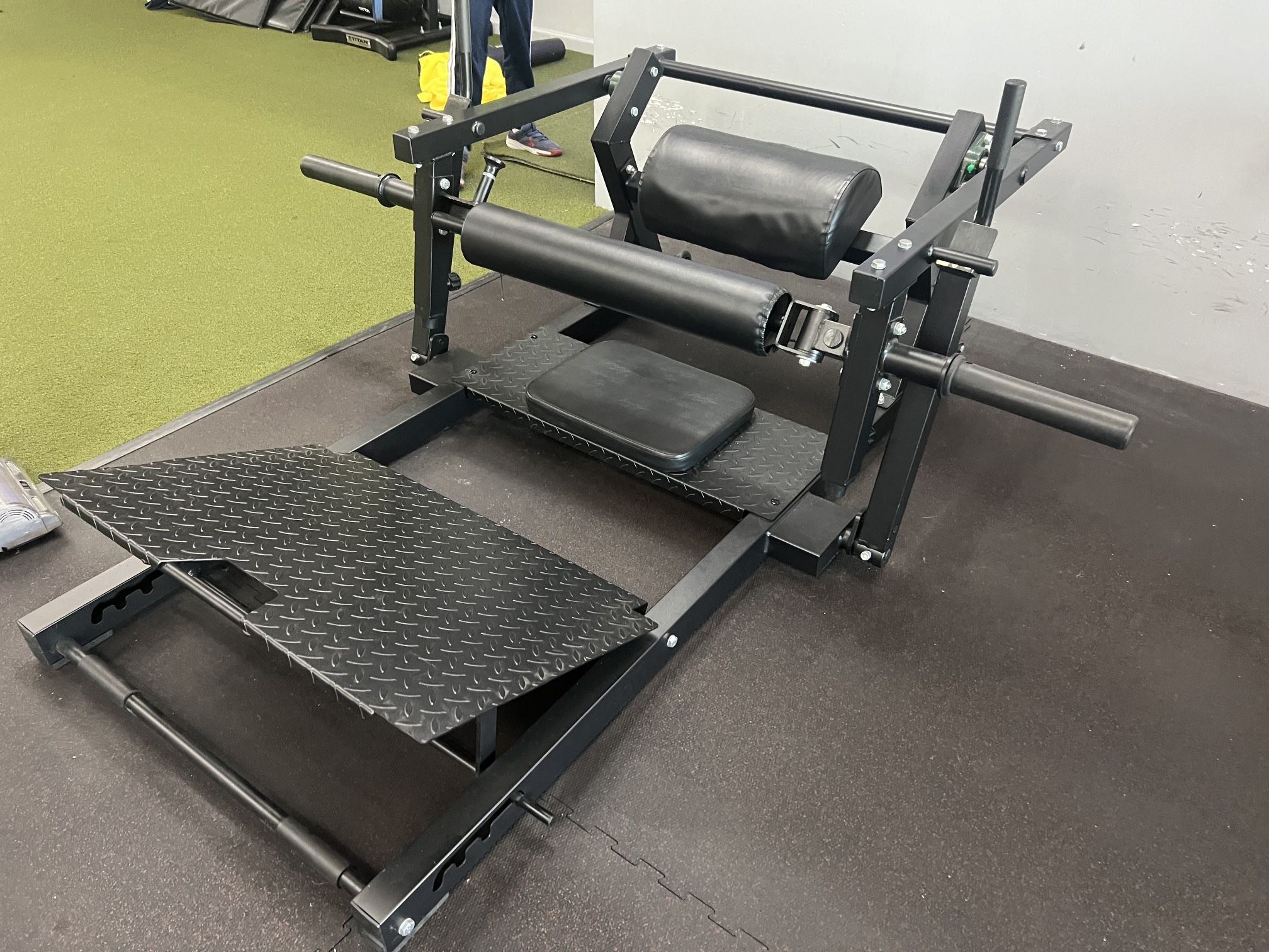 Commercial Hip Thrust / Glute Drive Machine – Plate Loaded