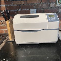 Like New Automatic ZOJIRUSHI Bread Maker