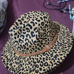 Women's hat new. I have available  4.