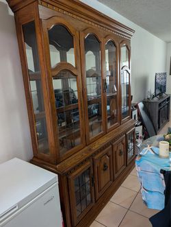Viltrina de madera / china wood cabinet