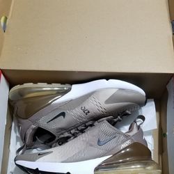 Nike AiR 270 Mens Size 9.5 New never Used 