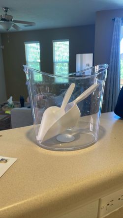 Ice bucket with 2 scoops