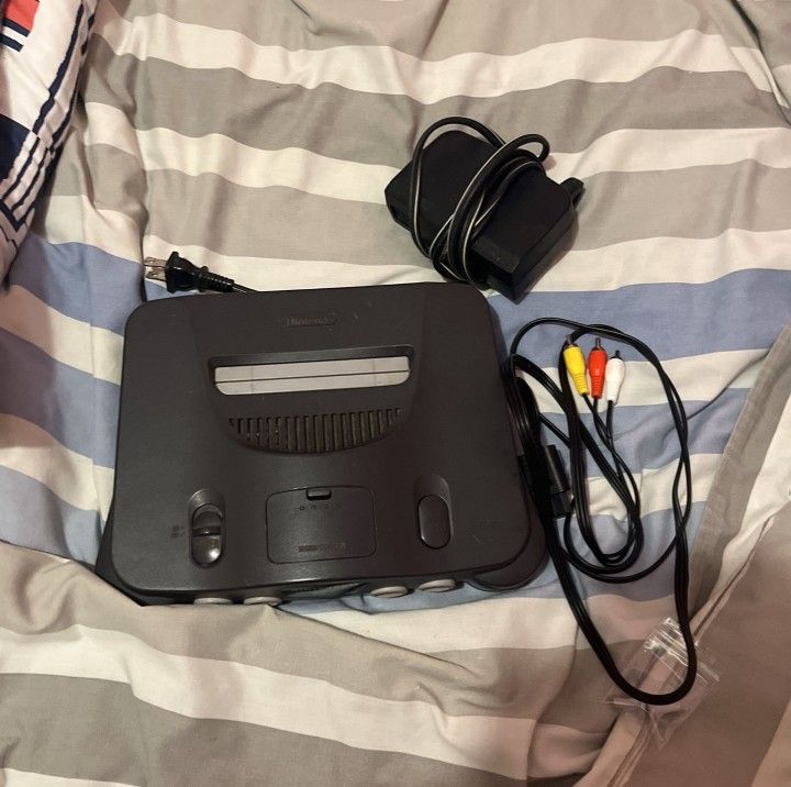 Nintendo 64 W Games And 4 Controllers