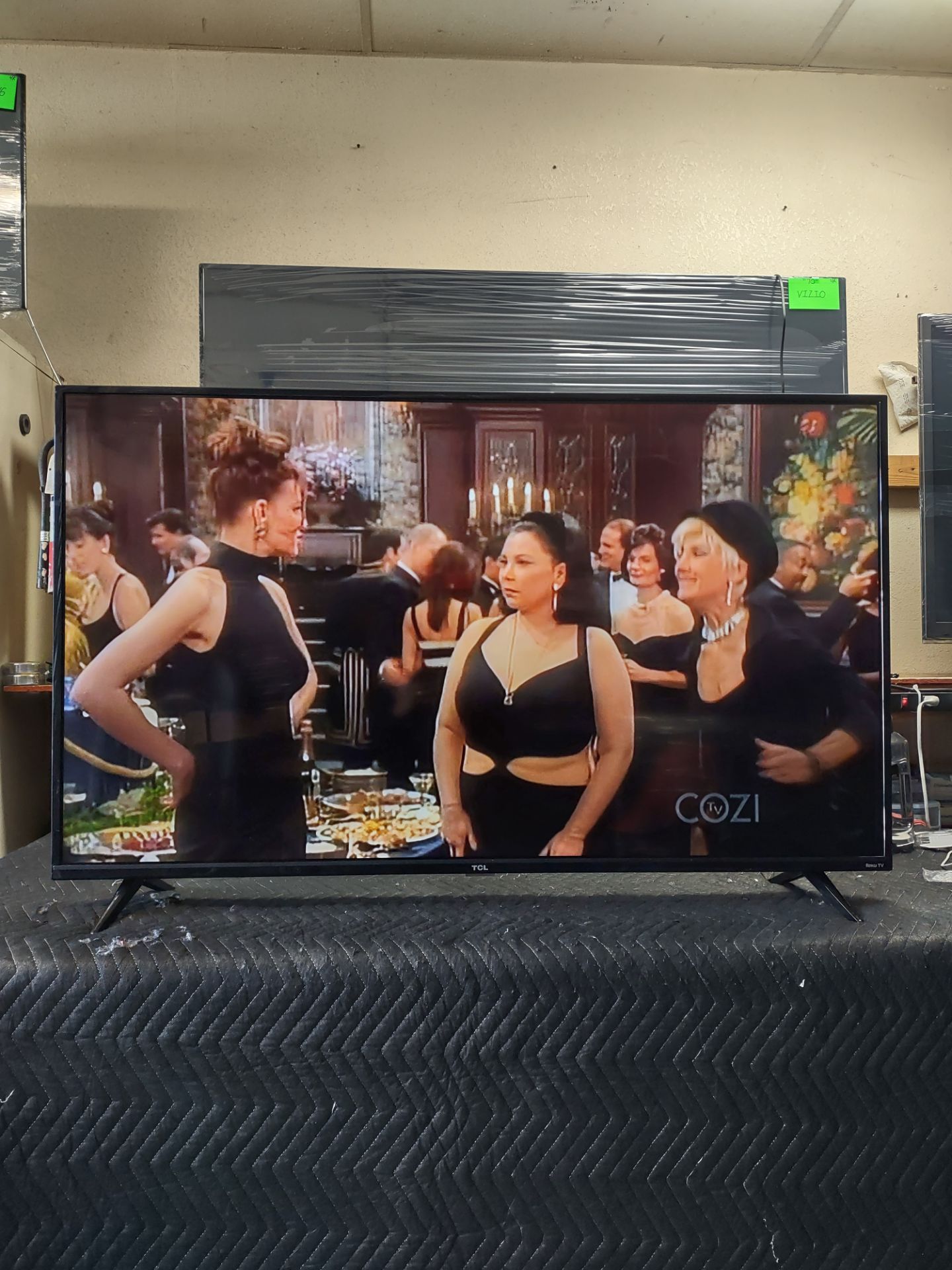 43 inch TCL Roku 4k smart tv beautiful tv comes with remote control shows great quality clear picture works perfect guaranteed