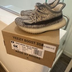 Used Kids Yeezy 350 Size 6k - 20$ OBO 