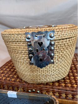 Basket with metal hinges and handles