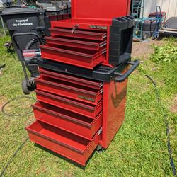 Like new task force 5 drawer bottom box and 4 drawer top box roll around tool box. Have key for top box only. Also have the rubber drawer liners for a