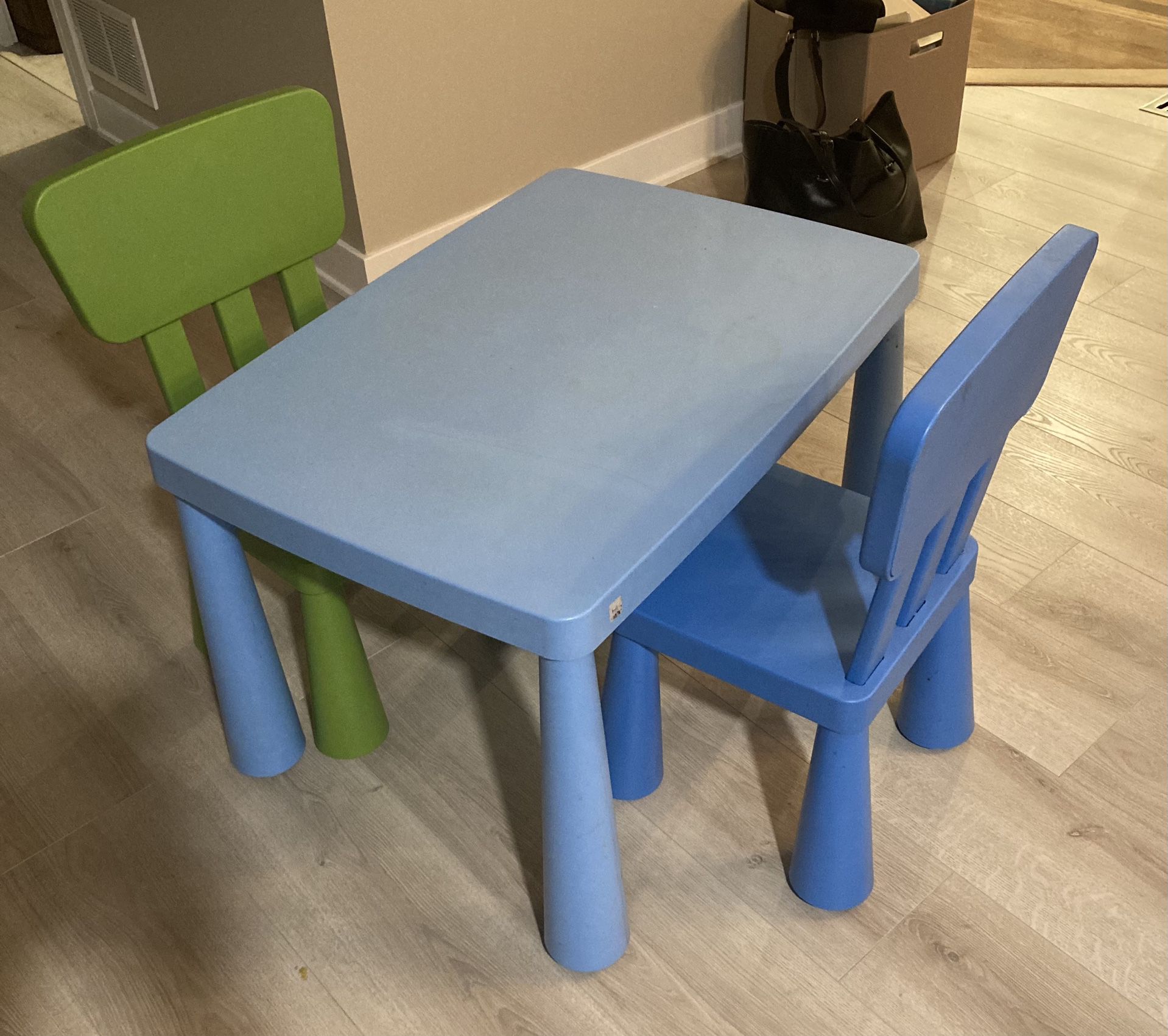 Kids table with  2 chairs