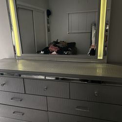 Cama y tocador y cómoda pequeña