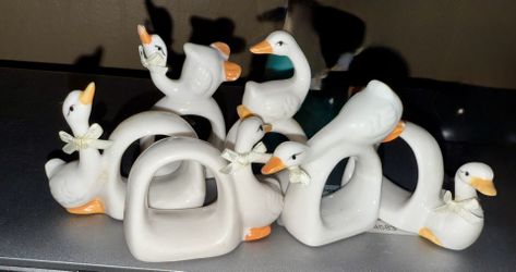 (6)VINTAGE SET WHITE PORCELAIN HAND PAINTED DUCK GEESE NAPKIN RING HOLDERS