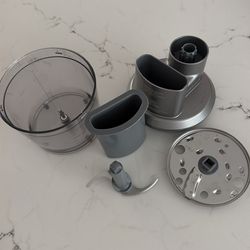 Cuisinart, mini blender, brand new cup, and attachments Cuisinart, mini blender, brand new cup, and attachments