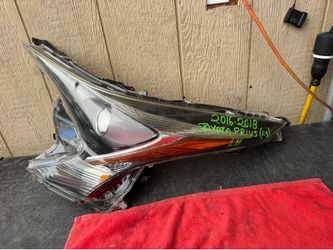 2016 2017 2018 TOYOTA PRIUS (L3) LEFT SIDE HEADLIGHT OEM USED