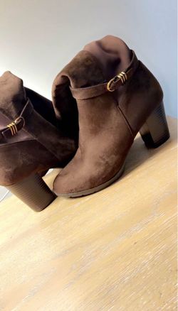 Size 10 dark brown suede (knee high)