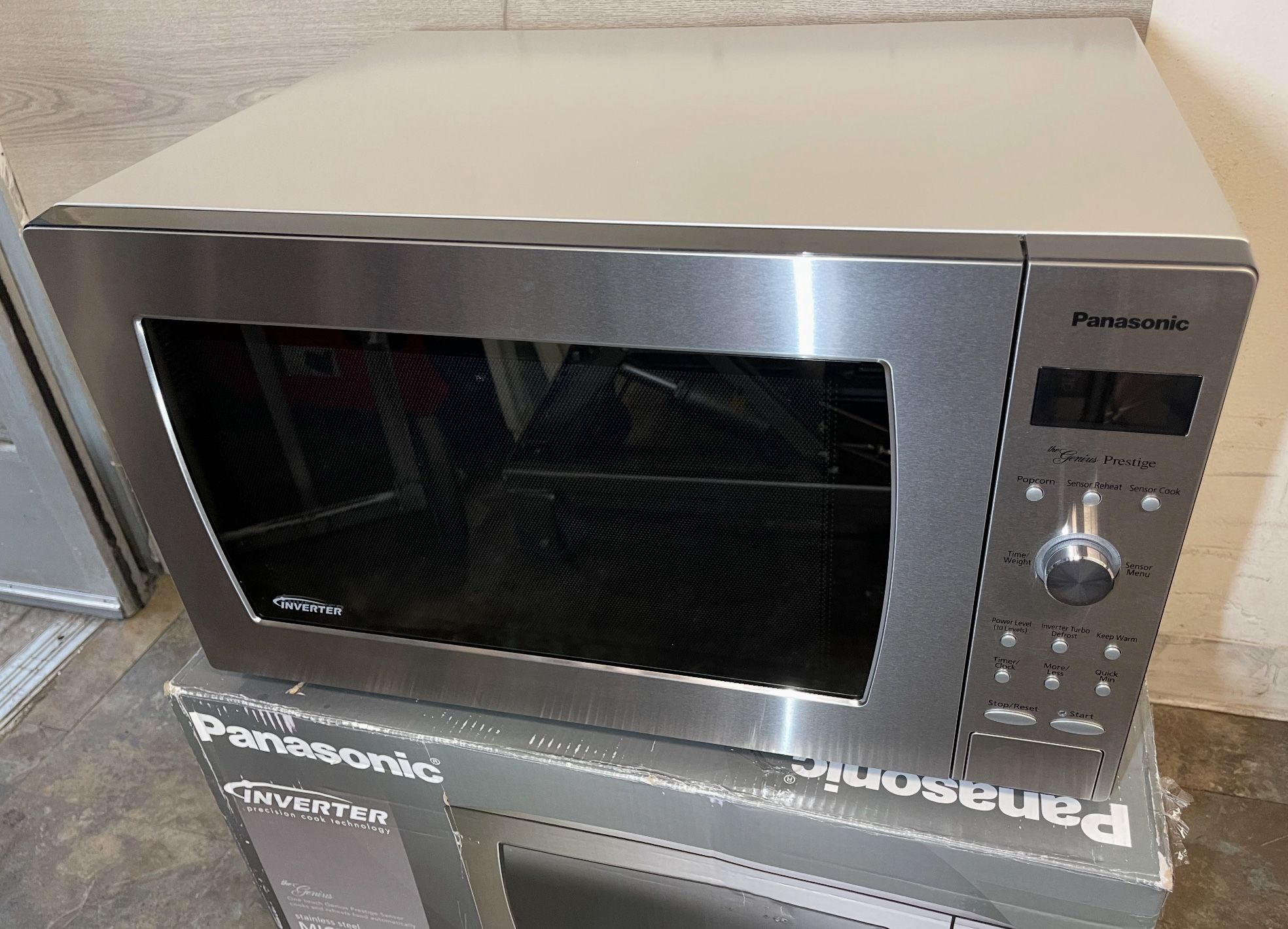 Panasonic 2.2 cu ft 1250 W Inverter MICROWAVE Stainless Steel model NN SD987S