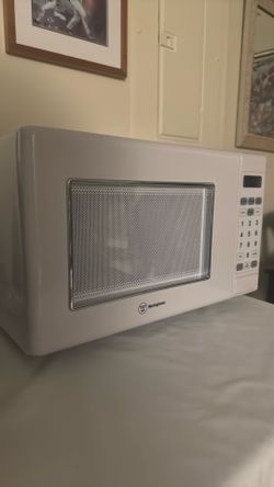 Magic Chef Counter top Microwave ( Used BUT NEW)