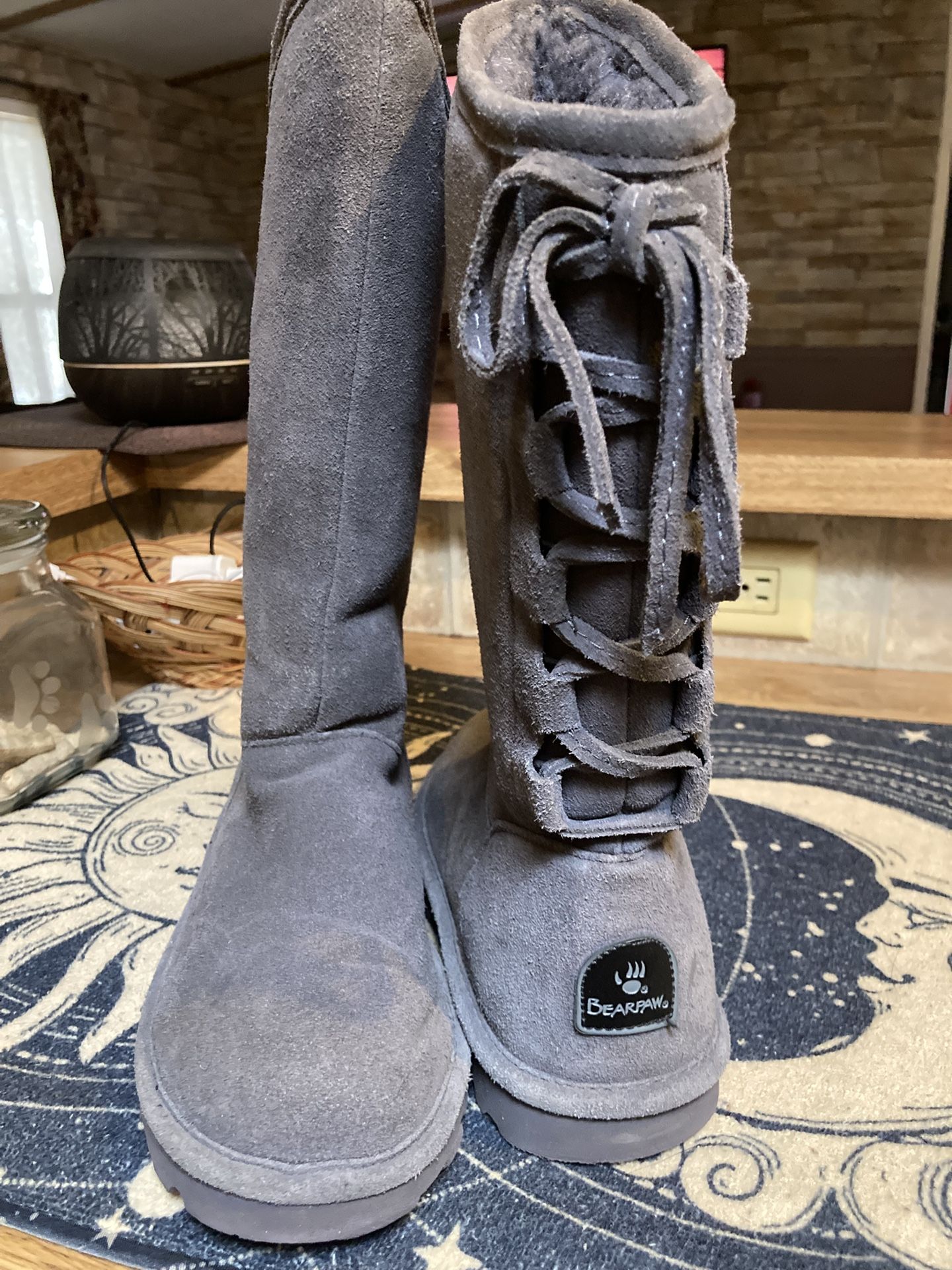 BEARPAW GRAY FAUX FUR LINED BOOTS.
