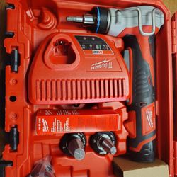 Milwaukee M12 PEX Expander With 2 Batteries And Charger And 3 Heads