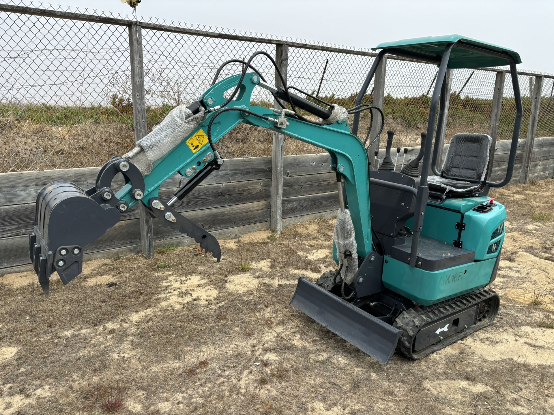 New mini excavator with Thumb Auger And Breaker Attachment available