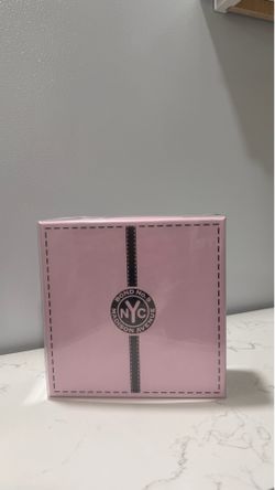 BOND no.9 MADISON AVENUE 🩷💲 This Mother’s Day, give your mom a gift as special as she is 💐✨   Beautiful perfumes available now — the perfect way to