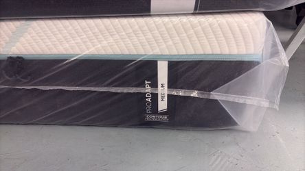 California king Tempurpedic adjustable bed with cool gel memory foam mattresses $1000 can deliver