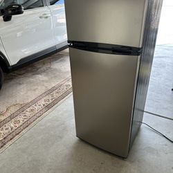Refrigerator 