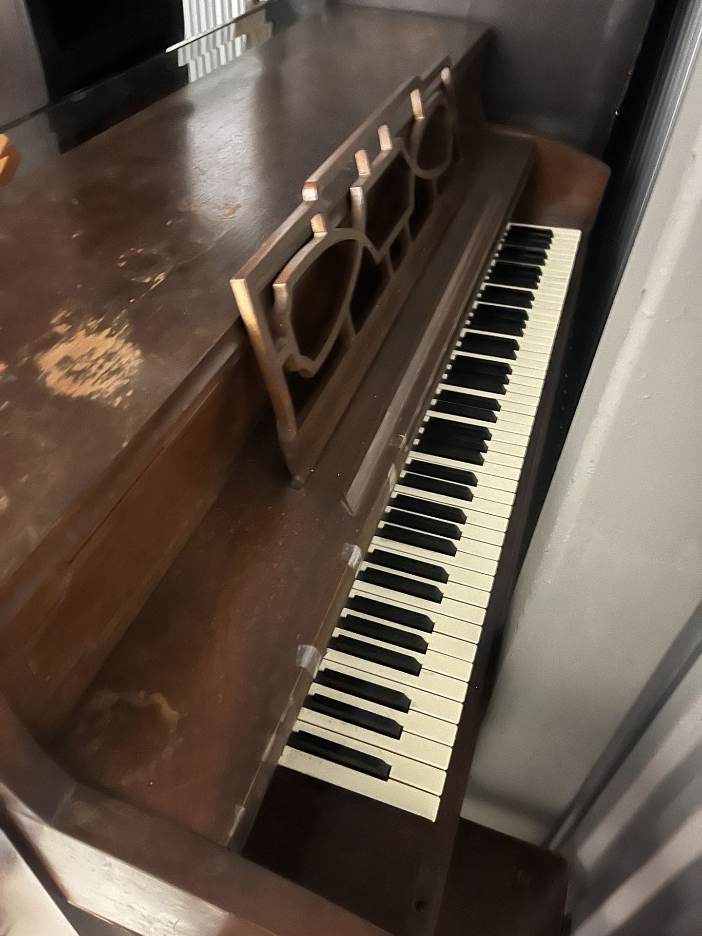Free PIANO!!! UPRIGHT. NEEDS TO GO TODAY. 