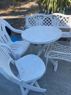 Nice plastic patios set : a bench round plastic table 3 plastic chairs
