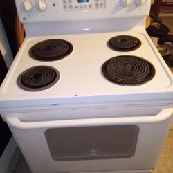 30" Ge White Self Clean Electric Stove/Oven 