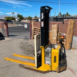 Yale MSW040SFN24TV087 Electric Walkie Straddle Stacker w/72" Extensions