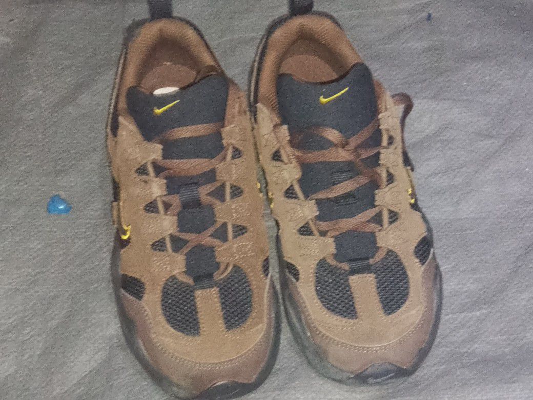Size 6 Nike Hiking Shoes New 