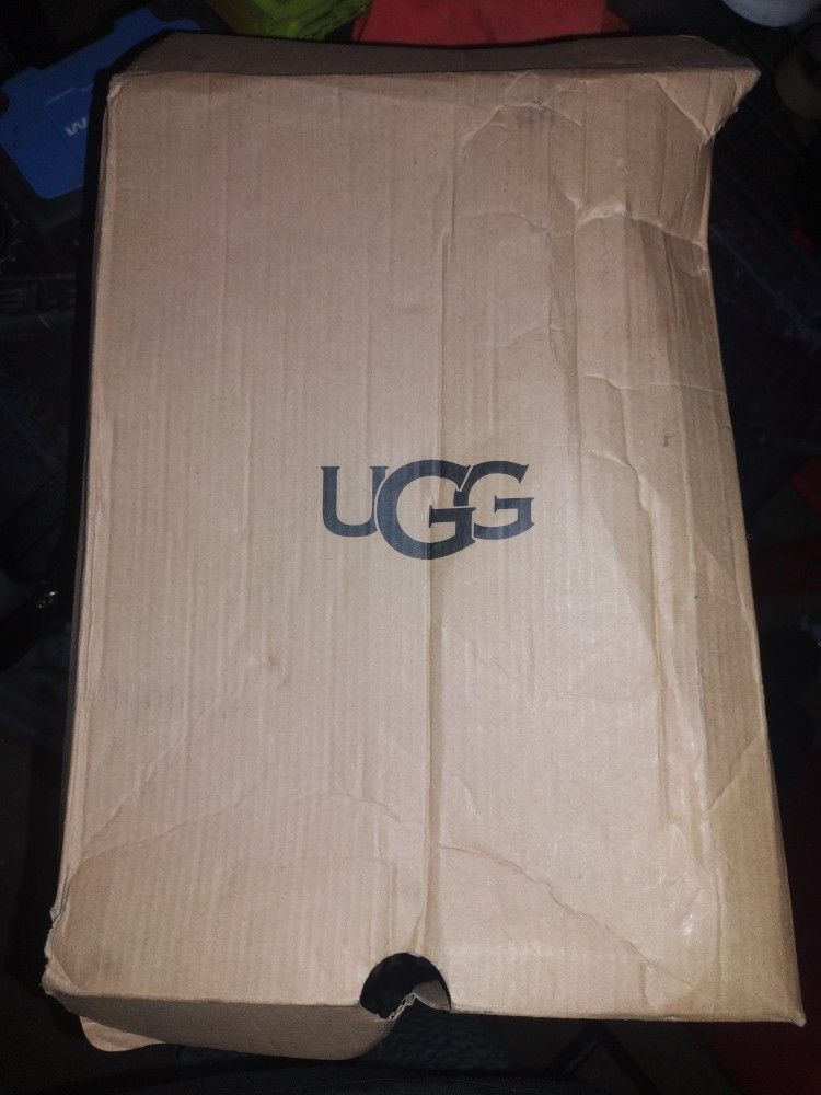 UGG BOOT/SLIPPER