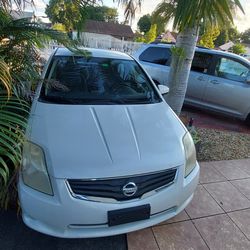 White Nissan Sentra