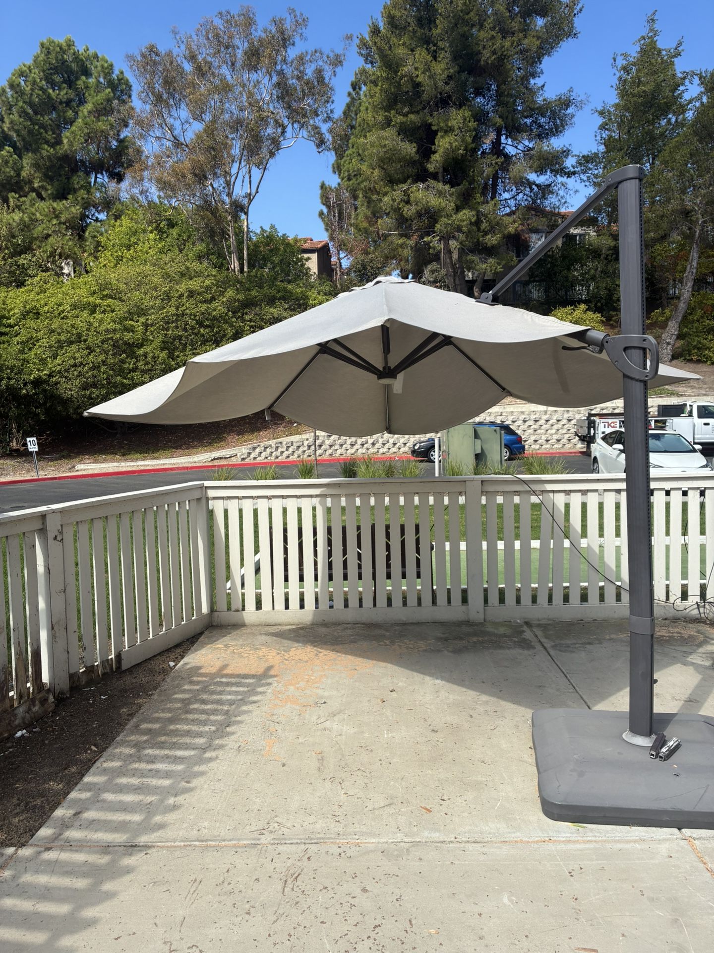 Free Cantilever Catch Umbrella.    Very Large.    Must Hail